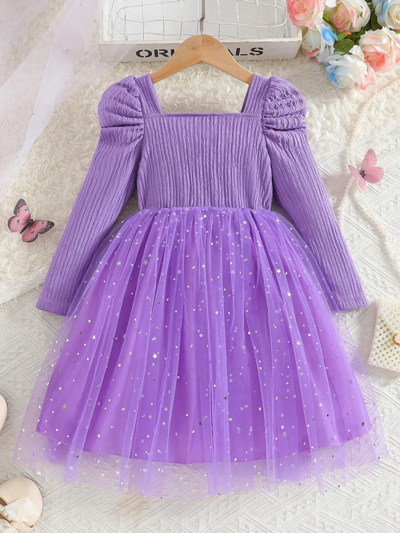 Vestido morado con tul y lazo para niña, vista trasera mostrando el corte campana y textura del tejido.