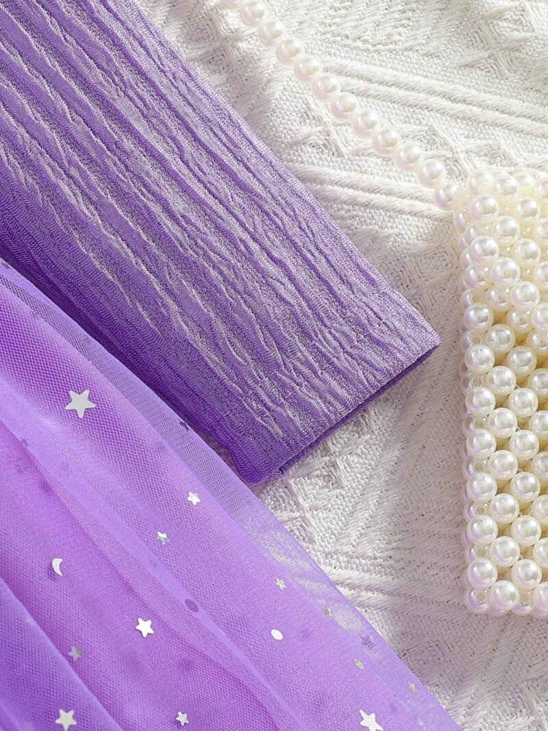Detalle de la tela y tul brillante del vestido morado con tul y lazo para niña.