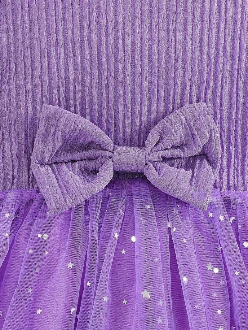 Lazo central y detalle de la textura y tul con estrellas del vestido morado con tul y lazo para niña.