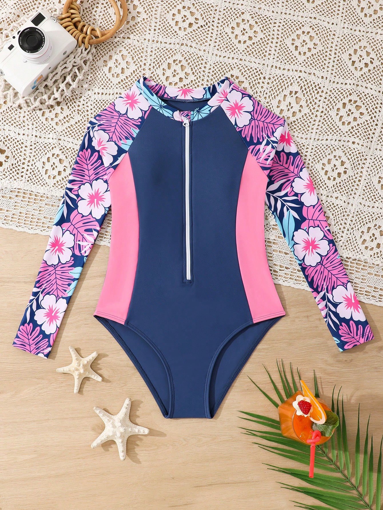 Traje de baño de manga larga para niñas con estampado floral y cremallera frontal.