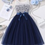 Vestido elegante azul marino para niña con encaje y falda de tul, ideal para ocasiones especiales.