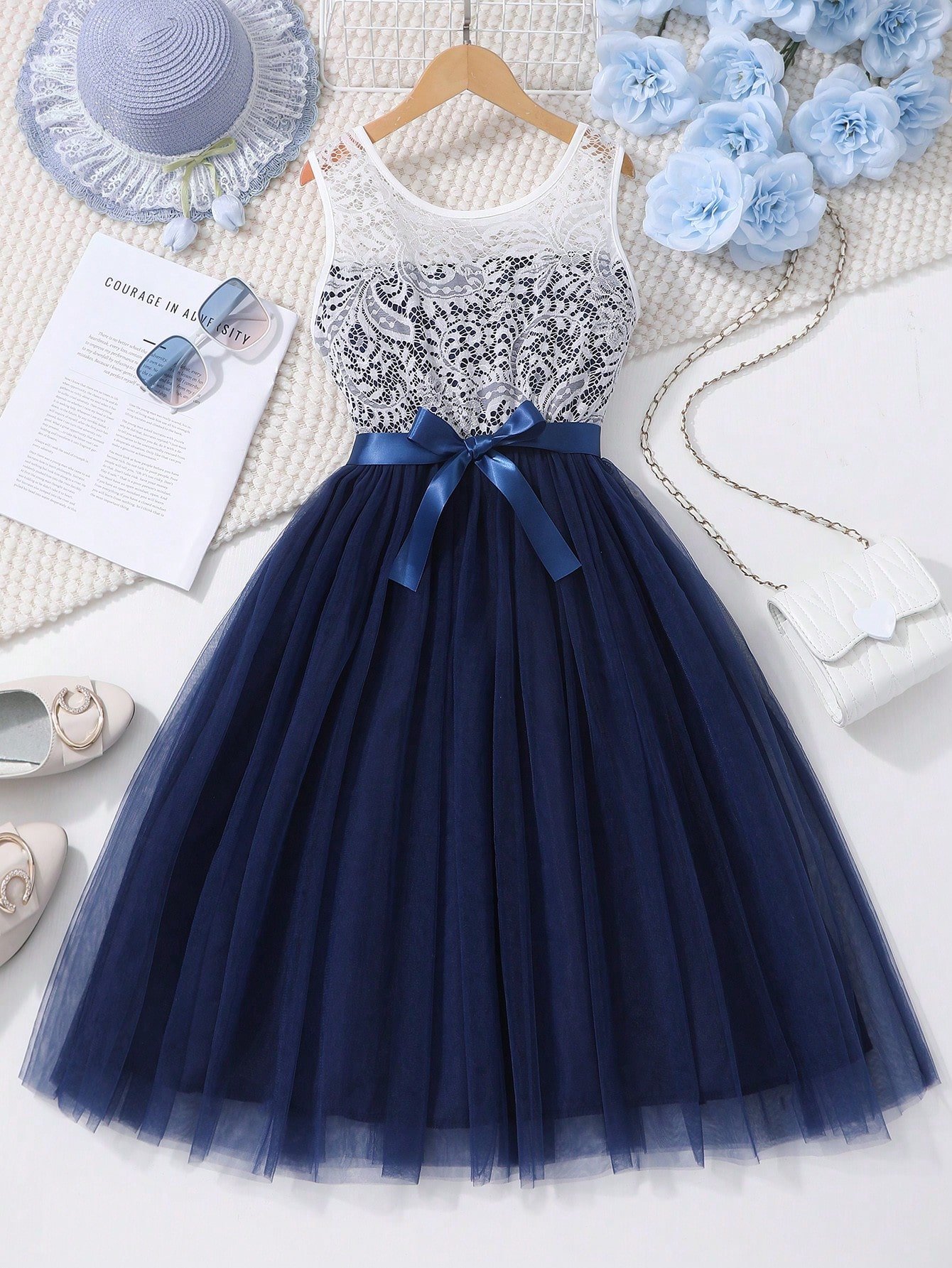 Vestido elegante azul marino para niña con encaje y falda de tul, ideal para ocasiones especiales.