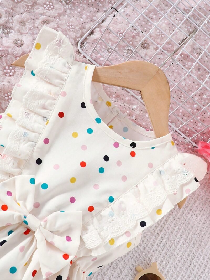 Detalle escote: Primer plano del escote redondo con volantes y encaje en el vestido de niña.