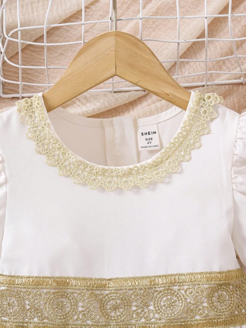 Vestido Blanco Con Manga Farol Y Encaje Dorado Para Niña - Imagen 3
