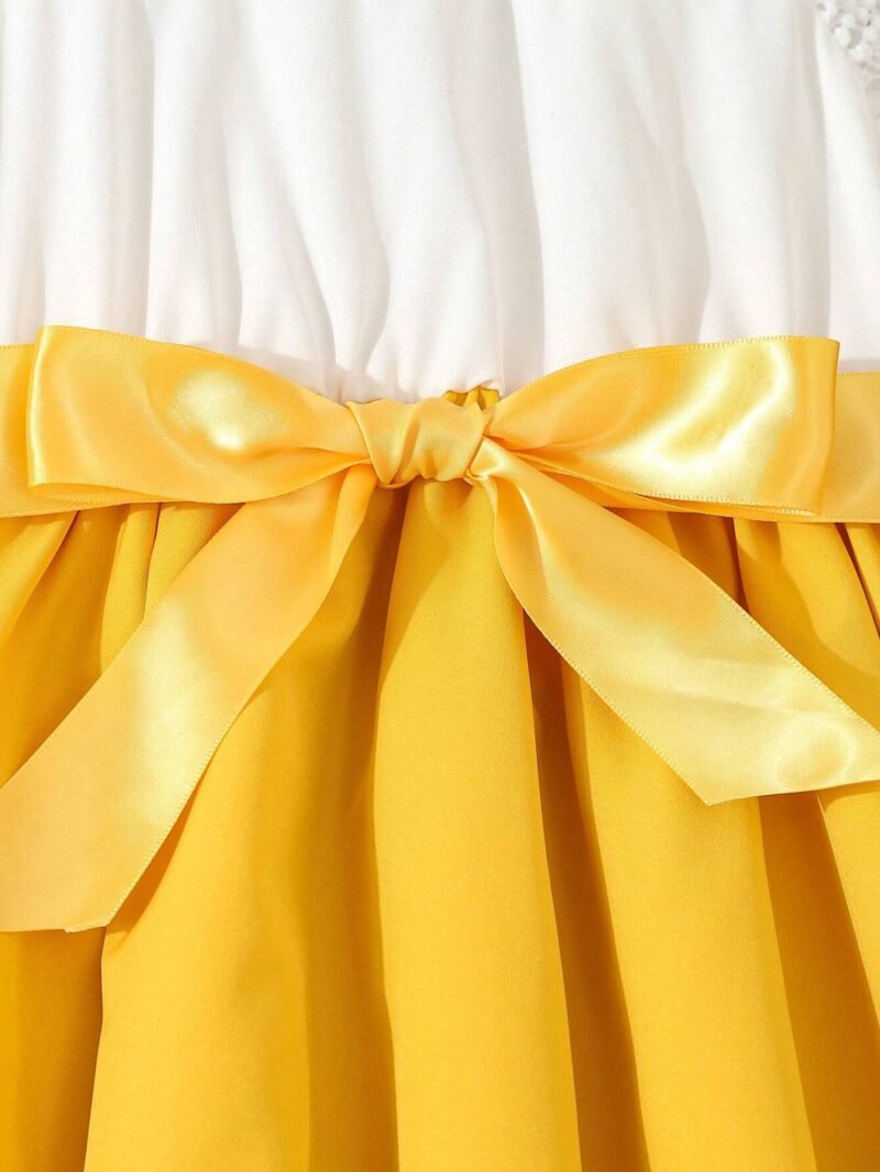Vestido Amarillo Para Niña Con Encaje En Contraste - Imagen 3