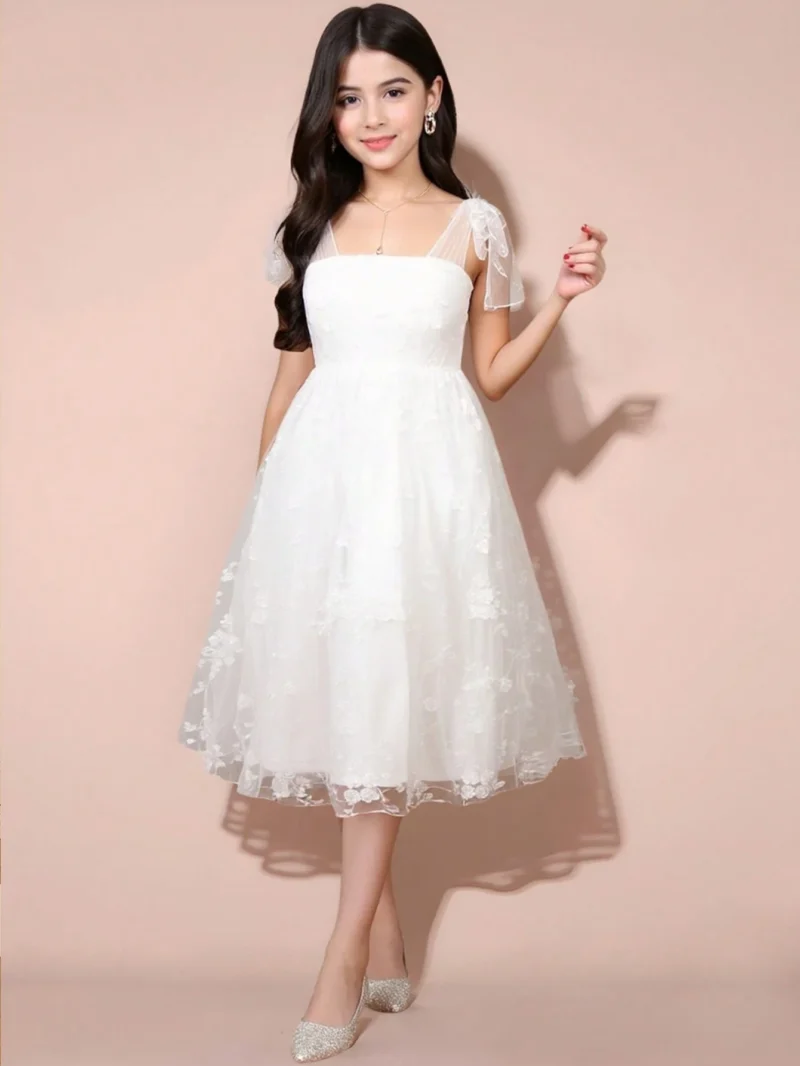 Vestido Blanco Midi Con Tirantes Y Detalles En Encaje Para Niña